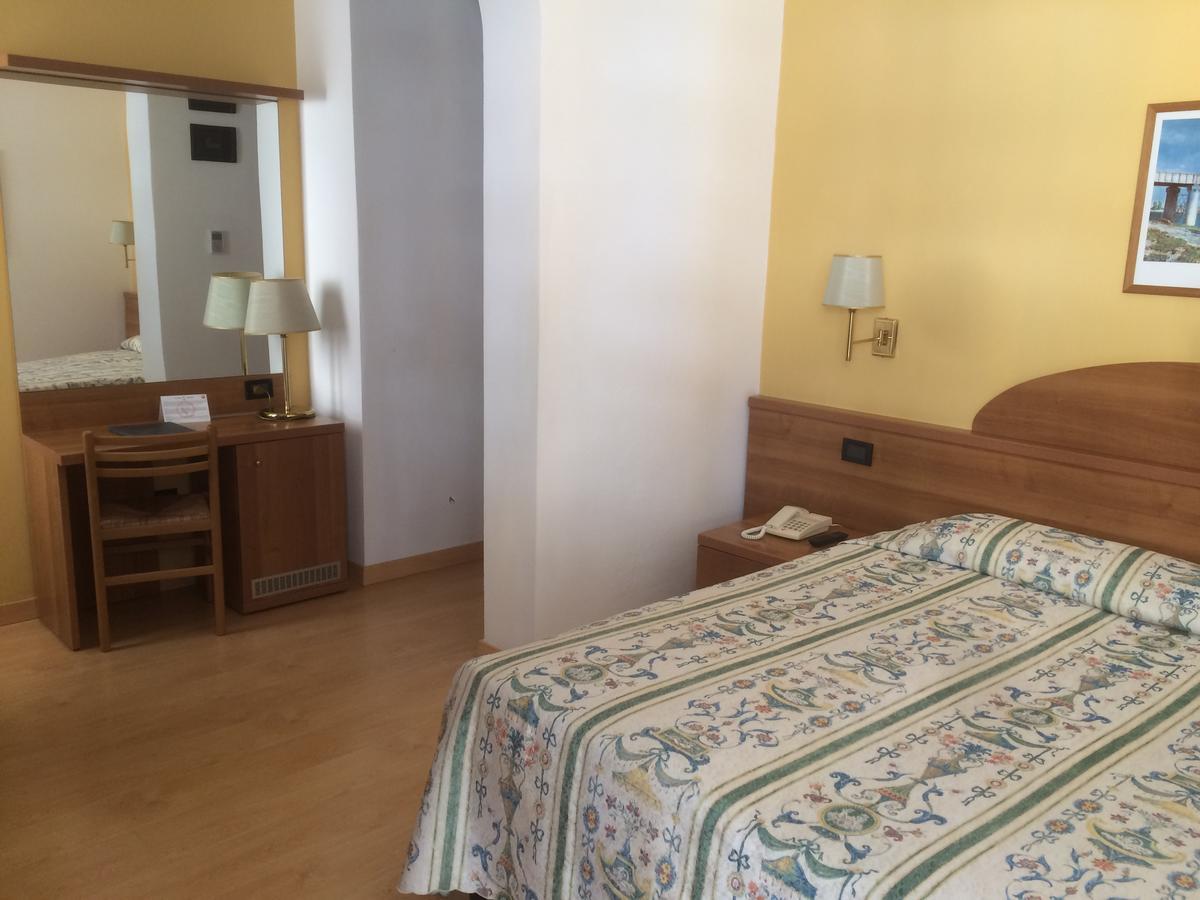 Hotel Tritone Caorle Exterior foto