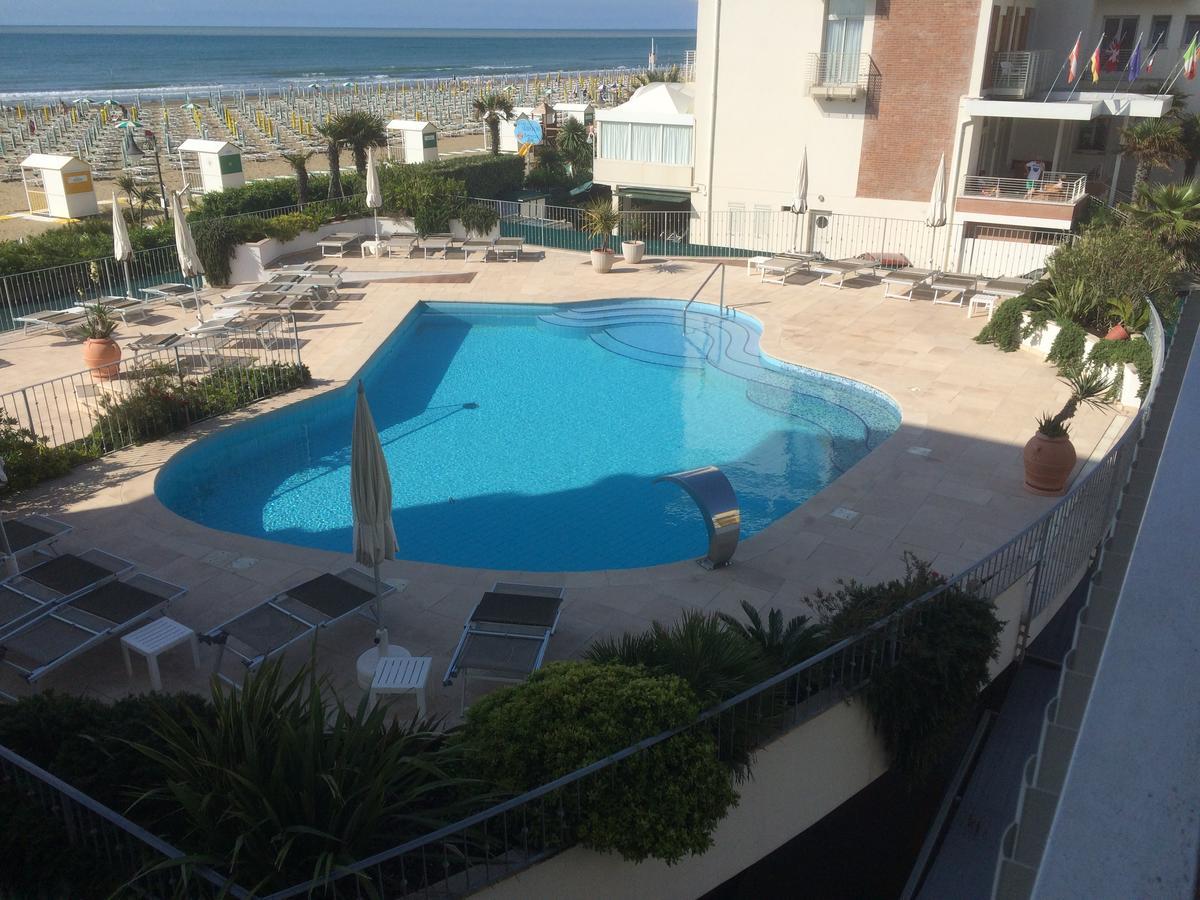 Hotel Tritone Caorle Exterior foto