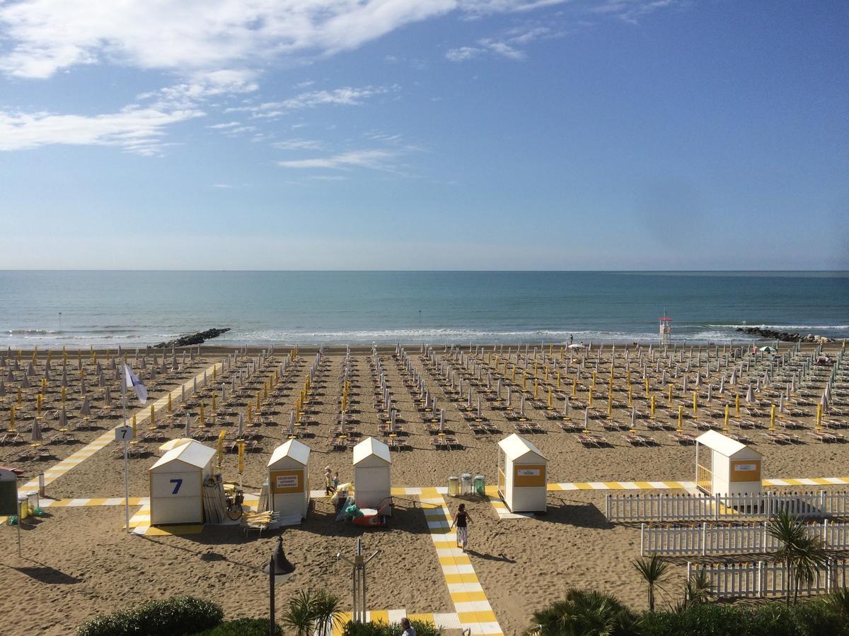 Hotel Tritone Caorle Exterior foto