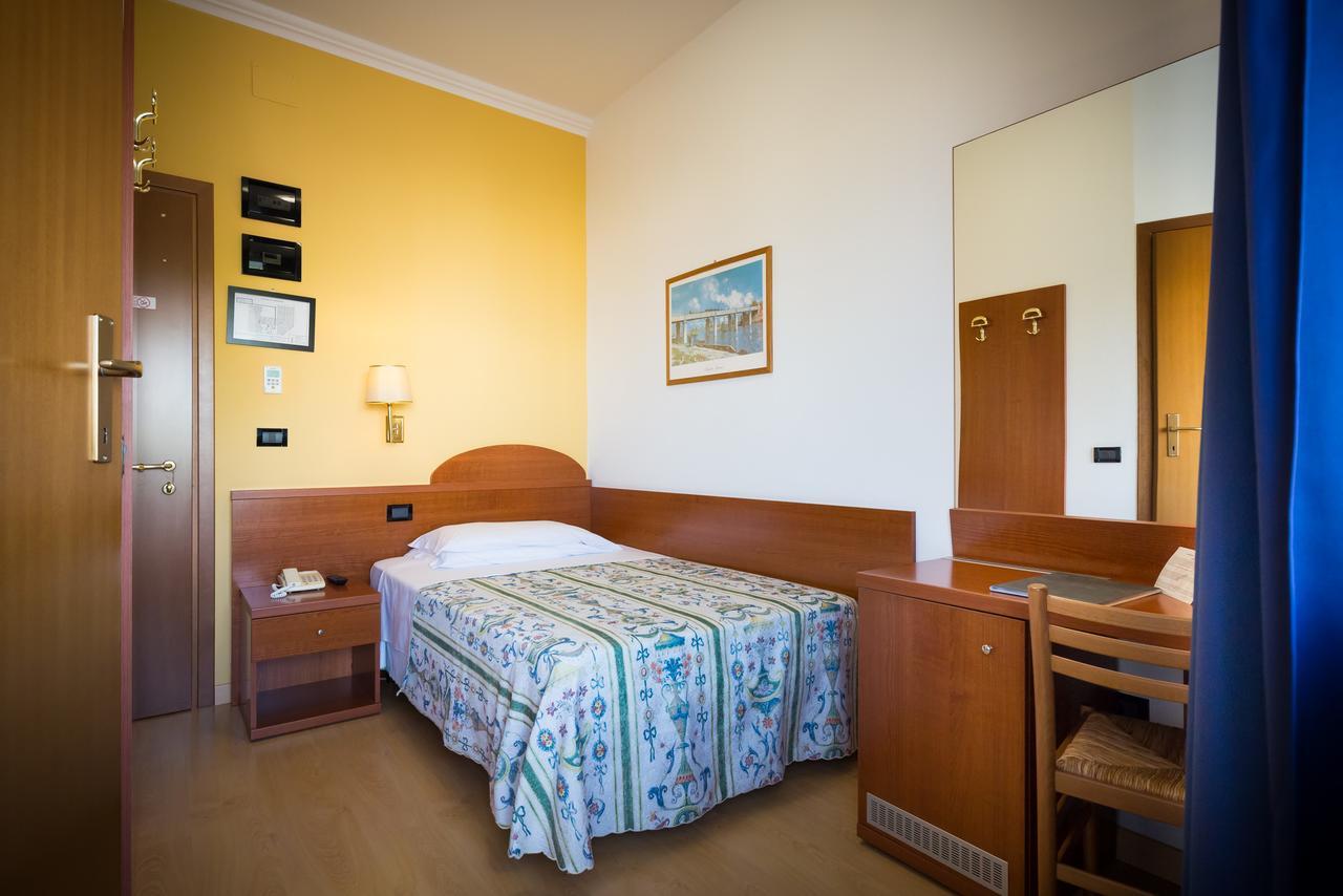 Hotel Tritone Caorle Exterior foto
